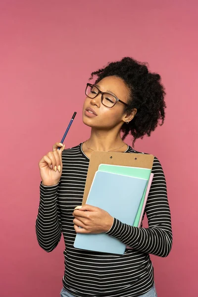 Ausdrucksstarke Afroamerikanische Lehrerin Isoliert Einer Rosafarbenen Studiowand Studentinnen Tragen Brillen — Stockfoto
