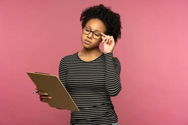 Nachdenkliche Afroamerikanische Studentin Trägt Eine Brille Mit Ordner Macht Sich — Stockfoto