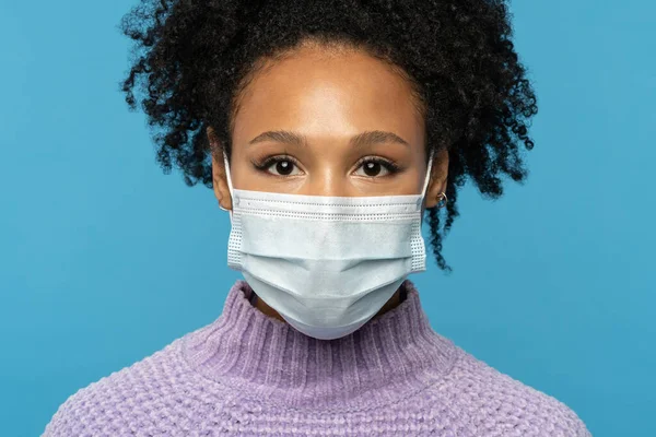 Närbild Studio Porträtt Afro Amerikanska Kvinna Bära Ansikte Medicinsk Mask — Stockfoto