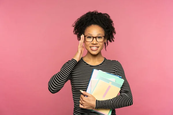 Młoda Szczęśliwa Afroamerykańska Korepetytorka Lub Nauczycielka Odizolowana Różowej Ścianie Studia — Zdjęcie stockowe