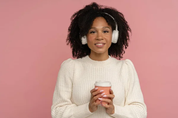 Joyeux Positif Femme Millénariste Peau Foncée Avec Casque Porter Pull — Photo