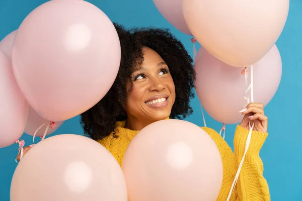 Zbliżenie Szczęśliwej Ciemnoskórej Kobiety Wśród Pastelowych Różowych Balonów Radością Szczęściem — Zdjęcie stockowe
