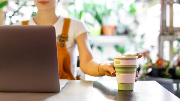 Femmina Freelance Possesso Caffè Riutilizzabile Tazza Utilizzando Computer Portatile Comunica — Foto Stock