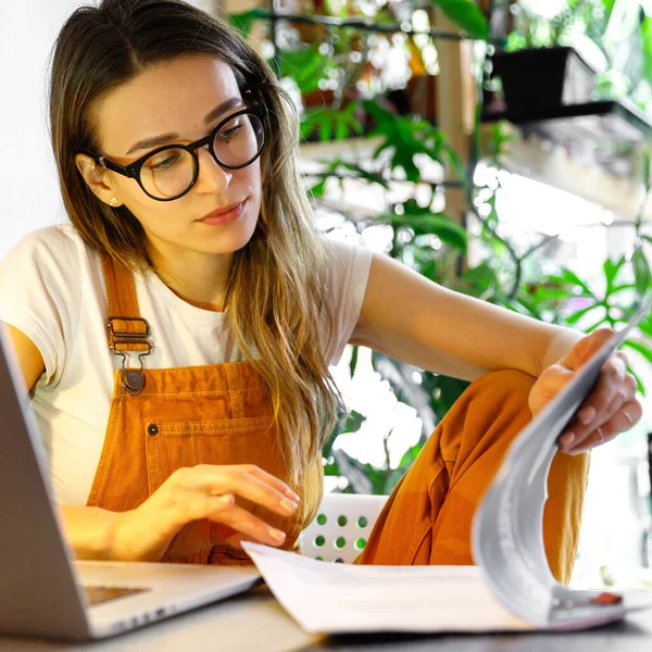 Ung Kvinnlig Trädgårdsmästare Glasögon Med Laptop Gör Rapport Kontorsdokument Arbetar — Stockfoto