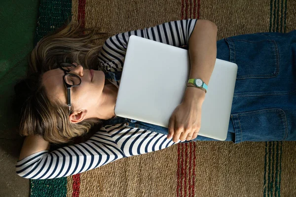 Draufsicht Der Niedlichen Frau Mit Brille Trägt Blaue Jeans Overalls — Stockfoto