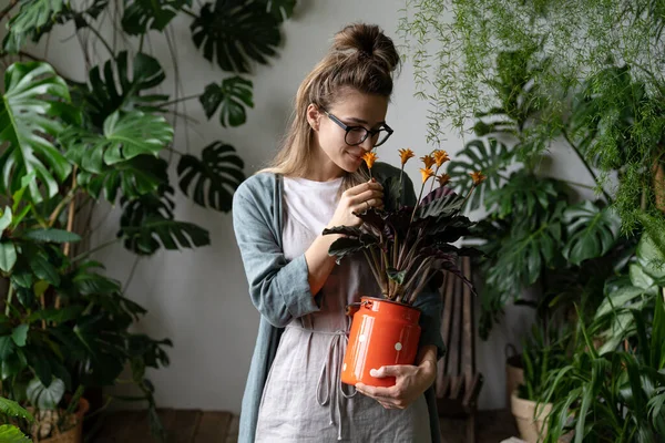 Joven Florista Sonriente Gafas Con Vestido Lino Sosteniendo Una Planta —  Fotos de Stock