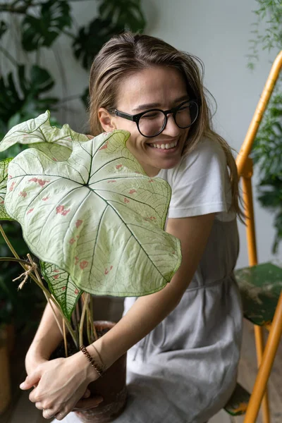 Giardiniere Sorridente Donna Vestito Lino Che Tiene Abbraccia Fiore Pianta — Foto Stock