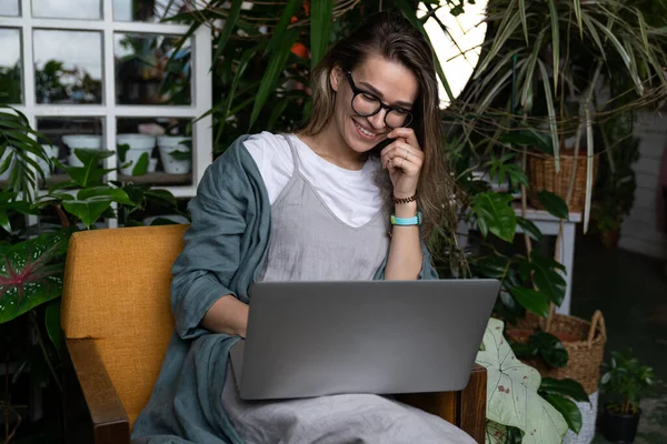 Nahaufnahme Porträt Einer Lächelnden Gärtnerin Mit Brille Die Ein Leinenkleid — Stockfoto