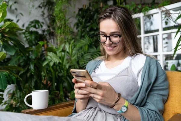 Nahaufnahme Einer Lächelnden Positiven Frau Die Auf Einem Stuhl Gewächshaus — Stockfoto