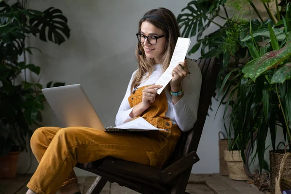 Sorridente Giardiniere Donna Millenaria Indossare Cuffie Parlare Videochiamata Utilizzando Computer — Foto Stock