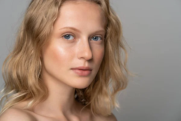 Close Van Jonge Vrouw Gezicht Met Blauwe Ogen Krullend Natuurlijk — Stockfoto