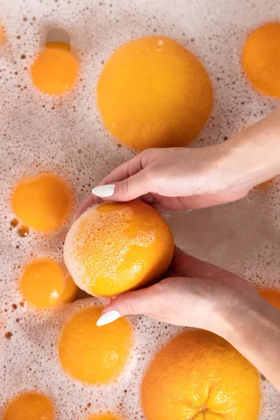 Vista Superior Las Manos Mujer Lavando Naranja Madura Pomelo Bajo —  Fotos de Stock