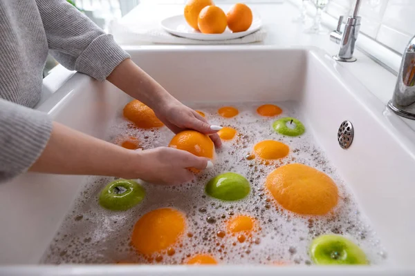 Las Manos Mujer Lavando Manzana Naranja Pomelo Bajo Grifo Cocina —  Fotos de Stock