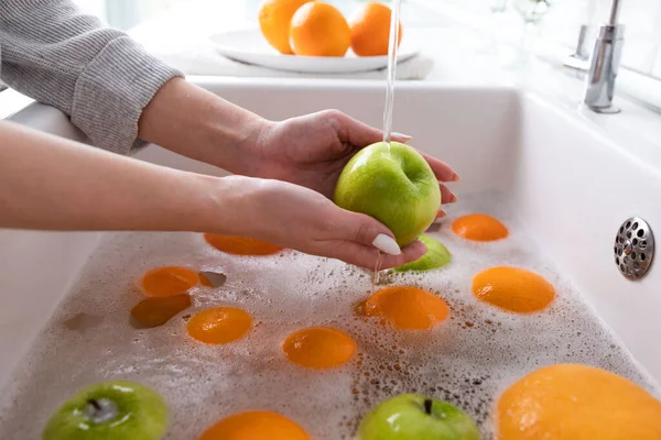 Las Manos Mujer Lavando Manzana Bajo Grifo Cocina Del Fregadero —  Fotos de Stock