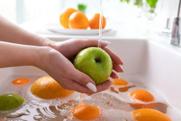 Lavabonun Mutfağında Elmayı Musluğun Altında Yıkayan Meyveleri Sabunlu Suda Yıkayan — Stok fotoğraf