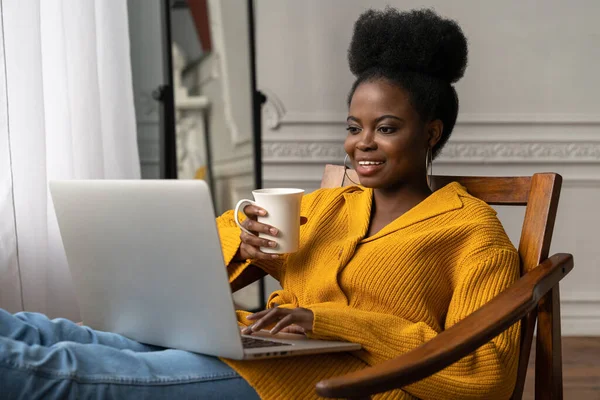 Heureuse Femme Afro Américaine Millénaire Avec Coiffure Afro Porter Cardigan — Photo