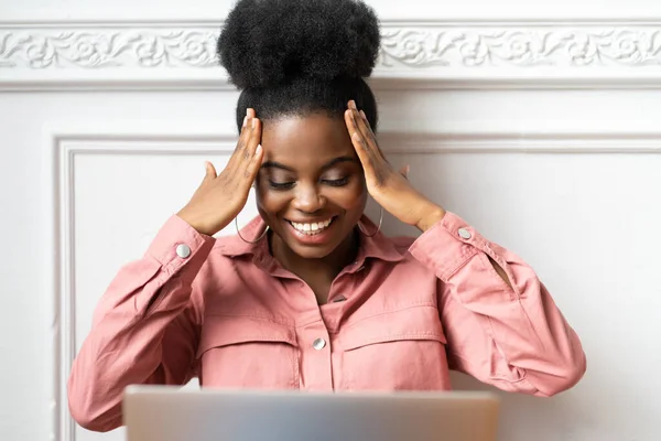 Fröhliche Afroamerikanische Millennial Frau Mit Afro Frisur Trägt Rosa Hemd — Stockfoto