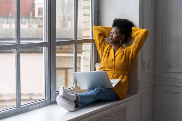 Relaxado Afro Americano Millennial Mulher Com Penteado Afro Desgaste Amarelo — Fotografia de Stock