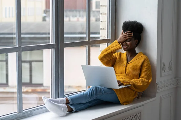 Feliz Mujer Afroamericana Freelancer Con Peinado Afro Llevar Cárdigan Amarillo —  Fotos de Stock