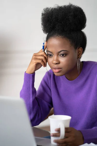 Konzentrierte Afro Amerikanische Jahrtausendstudentin Mit Afro Frisur Hörvorlesung Webinar Laptop — Stockfoto