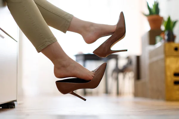 Mulher Cansada Descansando Com Pés Tirando Sapatos Castanhos Salto Alto — Fotografia de Stock