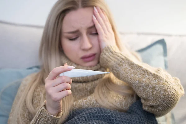 Triste Femme Pull Couché Lit Sous Couverture Ayant Des Symptômes — Photo