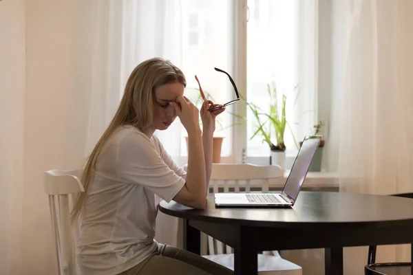 Müde Frau Hat Kopfschmerzen Nach Überarbeitung Laptop Berührt Schläfe Augen — Stockfoto