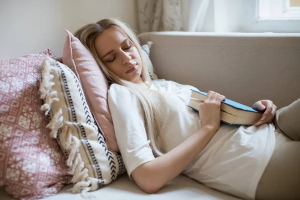 Feminino Cansado Sentiu Sono Com Livro Segurando Suas Mãos Deitado — Fotografia de Stock