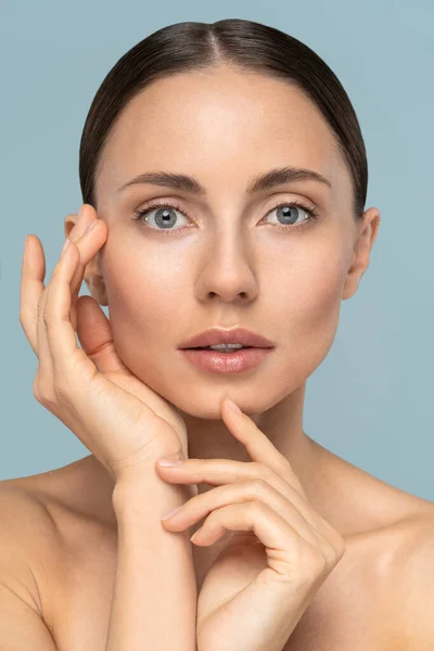 Studio Ritratto Giovane Donna Con Trucco Naturale Capelli Pettinati Toccando — Foto Stock