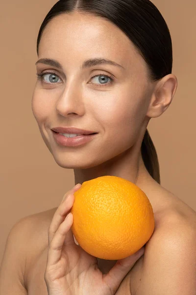 Женщина Идеальной Кожей Лица Расчесанными Волосами Оранжевым Портрет Женщины Натуральным — стоковое фото