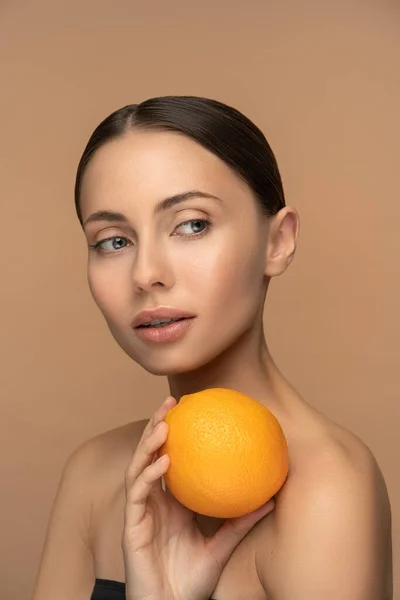 Žena Dokonalou Pletí Učesanými Vlasy Držící Oranžovou Portrét Feny Přirozeným — Stock fotografie