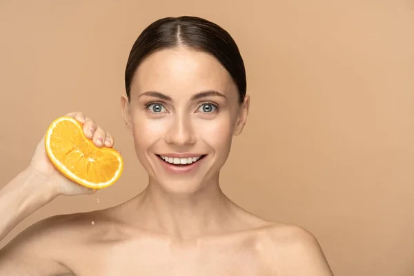 Žena Dokonalou Pletí Obličeji Učesanými Vlasy Pomerančovým Mačkáním Usmívající Fena — Stock fotografie