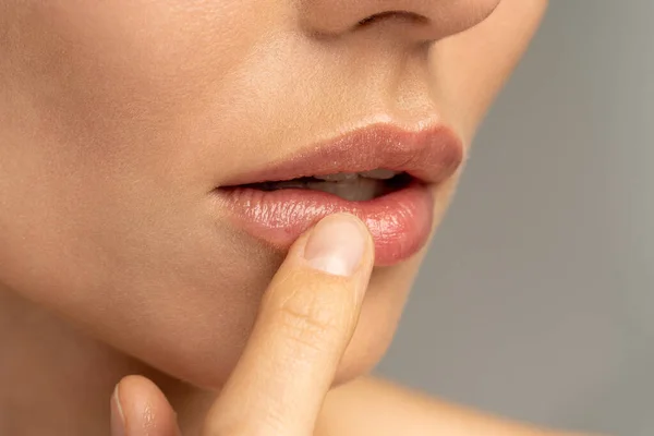 Zbliżenie Kobiety Stosującej Balsam Nawilżający Usta Palcem Aby Zapobiec Suchości — Zdjęcie stockowe