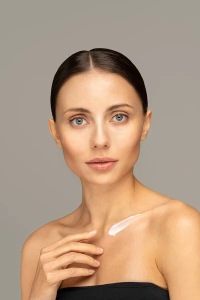 Närbild Kvinna Som Tillämpar Solkräm Eller Kosmetisk Återfuktande Lotion Perfekt — Stockfoto