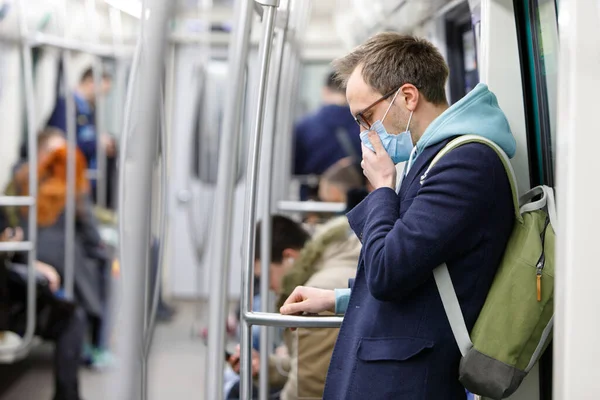 Hombre Enfermo Gafas Sintiéndose Enfermo Tosiendo Usando Máscara Protectora Contra — Foto de Stock
