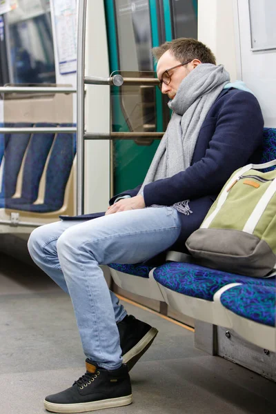 Müder Mann Mit Brille Der Bahn Junge Erschöpfte Männer Die — Stockfoto