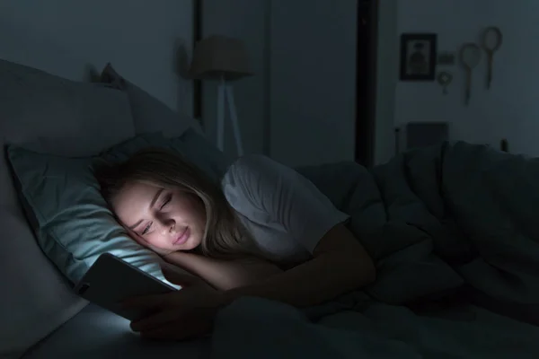 Νεαρή Νυσταγμένη Κουρασμένη Γυναίκα Μισοκλειστά Κουρασμένα Μάτια Ξαπλωμένη Στο Κρεβάτι — Φωτογραφία Αρχείου