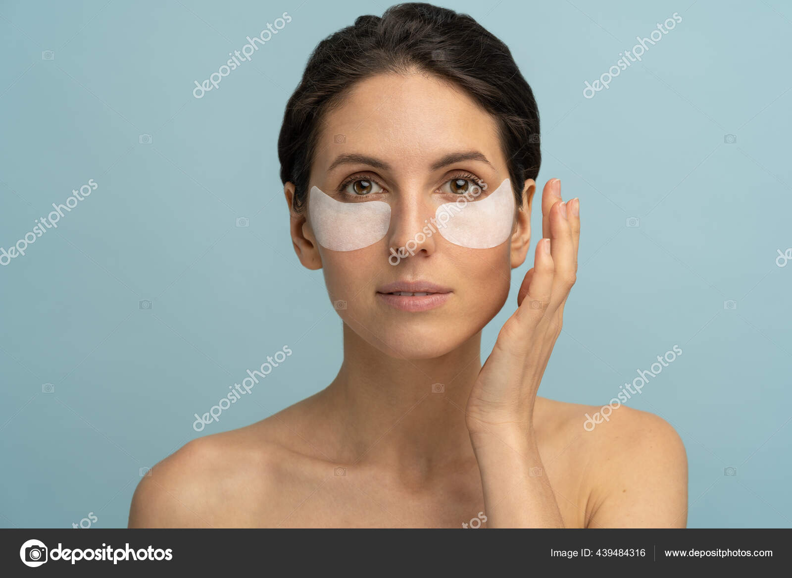 девушка с патчами под глазами. маска от морщин вокруг глаз. маска убрать мешки под глазами. маска убрать мешки под глазами.