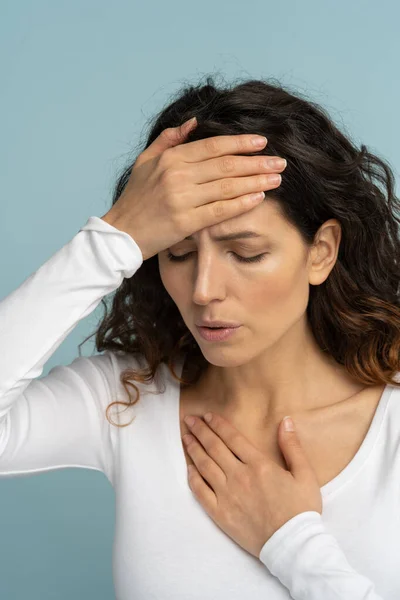 La mujer recibió golpe de calor en un clima caluroso de verano, tocándose la frente. Dolor torácico, insolación, disnea — Foto de Stock