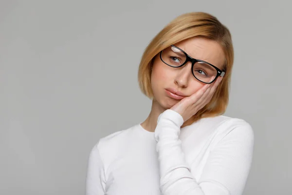 Una Mujer Disgustada Casi Queda Dormida Trabajo Sostiene Cabeza Con — Foto de Stock