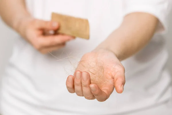 Saç Fırçasını Elinde Taradıktan Sonra Saçları Dökülen Bir Kadın Seçici — Stok fotoğraf