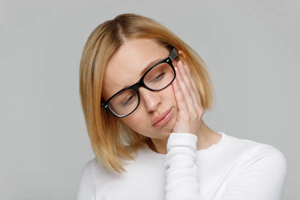 Llorando Mujer Joven Gafas Con Siente Infeliz Deprimido Mirando Hacia — Foto de Stock