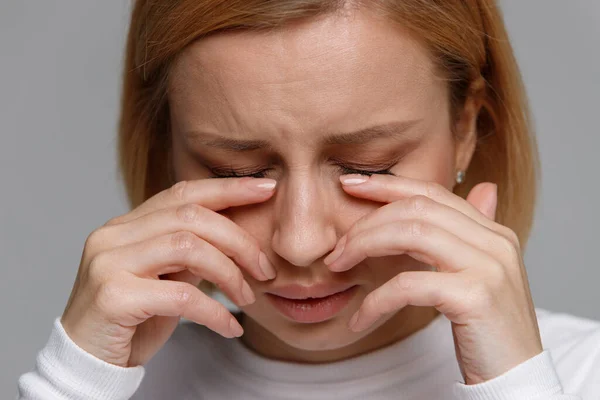 Zbliżenie Młodej Kobiety Problem Soczewkami Kontaktowymi Pocierając Jej Spuchnięte Oczy — Zdjęcie stockowe