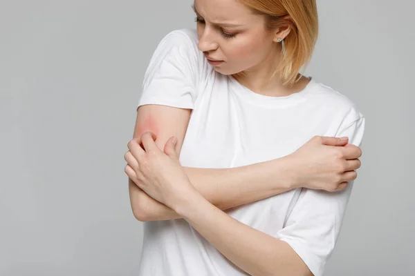 Close Van Jonge Vrouw Krabben Jeuk Haar Hand Geïsoleerd Grijze — Stockfoto