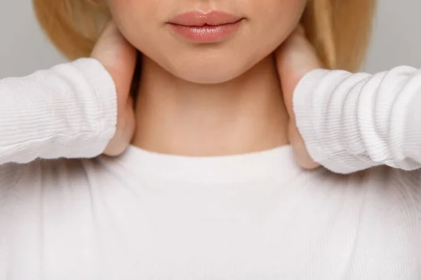 Close Portret Van Jonge Vrouw Witte Top Aanraken Van Haar — Stockfoto