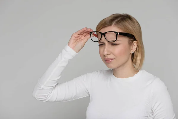 Woman Has Problems Poor Eyesight Squinting While Trying See Something — Stock Photo, Image