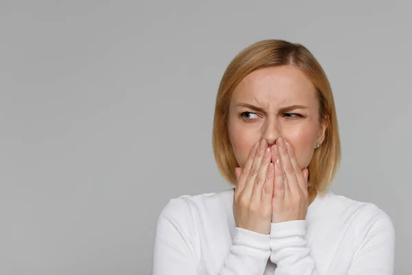 Studio Porträtt Ohälsosamma Söt Blond Kvinna Täcker Näsa Med Händerna — Stockfoto