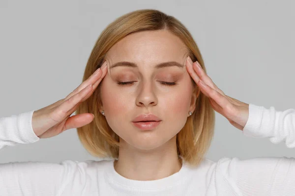 Mujer Meditando Masajeando Sus Sienes Cierra Los Ojos Alivia Estrés —  Fotos de Stock