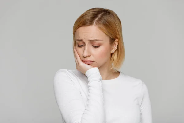 Llorando Joven Rubia Con Siente Infeliz Deprimido Mirando Hacia Abajo —  Fotos de Stock