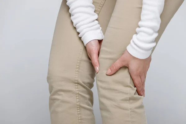Woman Beige Trousers Suffering Knee Pain Osteoarthrosis Isolated Grey Background — Stock Photo, Image